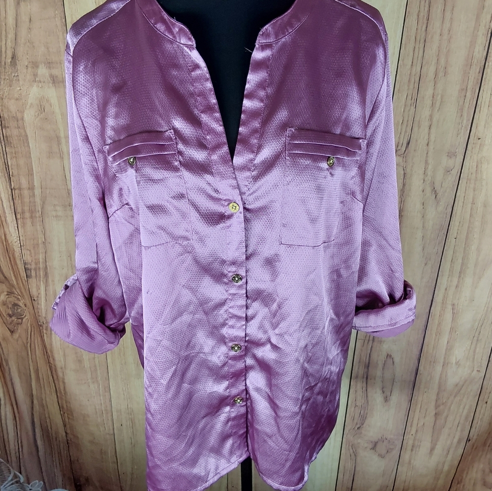 Dana Buchman Lavender V-Neck Button Shirt With Cuffed-Sleeves And 2 Pockets